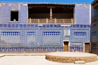 KHIVA, UZBEKISTAN - 14 Ağustos 2015: Tosh Hovl Palace, Khiva, Özbekistan, Orta Asya 'daki harem avlusu. Khiva ünlü Marco Polo İpek Yolu üzerinde antik bir şehirdi..
