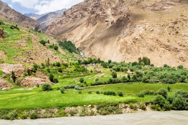 Wakhan Coridor. Marco Polo ipek yolunda Pamir otoyolunun yanında Panj Nehri (Amu Darya) tarafından bölündü. Gorno Badakhsan ili, Tacikistan, Orta Asya
