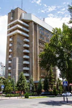 DUSHANBE, TAJIKISTAN - 1 Ağustos 2015: Tacikistan 'ın başkenti Dushanbe' deki apartmanlar bloğu. Orta Asya.