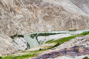 Wakhan Coridor. Marco Polo ipek yolunda Pamir otoyolunun yanında Panj Nehri (Amu Darya) tarafından bölündü. Gorno Badakhsan ili, Tacikistan, Orta Asya