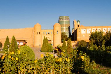 Batı kapısı (Ata Darvoza) antik Itchan Kala kasabasına. Khiva, Özbekistan, Orta Asya.