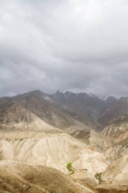 Pamir otoyolu. Marco Polo ipek yolu. Gorno Badakhsan ili, Tacikistan. Orta Asya Pamir Anayolu Kırgızistan 'dan Murghab' a Wakhan Vadisi 'nden Khorog' a oradan da Dushanbe 'ye gider..