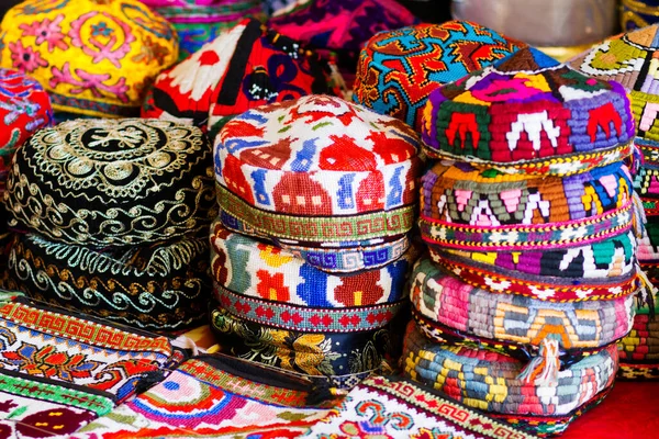 Παραδοσιακό Ουζμπεκικό Καπέλο Που Ονομάζεται Tubeteika Duppi Kalpoq Διακοσμημένο Πολύχρωμα — Φωτογραφία Αρχείου