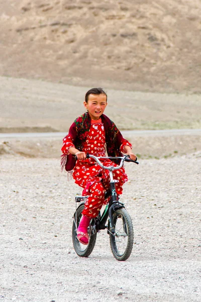 Pamir Tajikistan Julho Menina Andando Bicicleta Nas Montanhas Pamir Julho — Fotografia de Stock