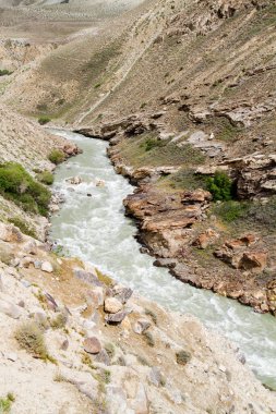 Panj Nehri (Amu Darya), Panj Nehri (Amu Darya) yakınlarındaki Wakhan Coridor 'da Pamir karayolunun yanında yer alır. Marco Polo ipek yolu. Gorno Badakhsan ili, Tacikistan, Orta Asya