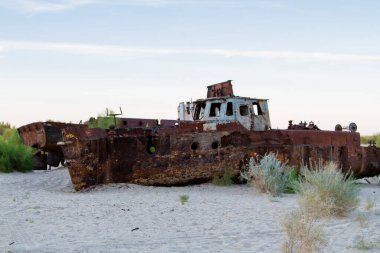 Moynaq, Muynak ya da Moynoq - Aral denizi ya da Aral gölü - Özbekistan, Orta Asya çevresindeki bir çölde bulunan bir gemi mezarlığındaki rostat tekneleri.
