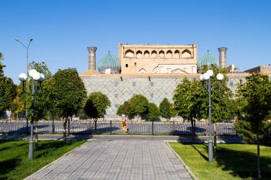 Semerkand, Özbekistan, Orta Asya 'da, Registan Meydanı' nda Ulugh Beg Madrasah. Semerkand antik İpek Yolu üzerindeki şehirlerden biridir..