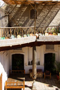 Eski Karavan Sarayı 'ndaki teras, geleneksel tarzda yapılmış ipek halılarla süslenmiş. Buhara, Özbekistan, Orta Asya. Buhara antik ipek yoldaki şehirlerden biridir..