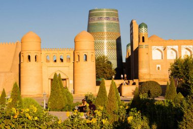 Batı kapısı (Ata Darvoza) antik Itchan Kala kasabasına. Khiva, Özbekistan, Orta Asya.