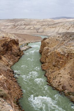 Panj Nehri (Amu Darya), Panj Nehri (Amu Darya) yakınlarındaki Wakhan Coridor 'da Pamir karayolunun yanında yer alır. Marco Polo ipek yolu. Gorno Badakhsan ili, Tacikistan, Orta Asya