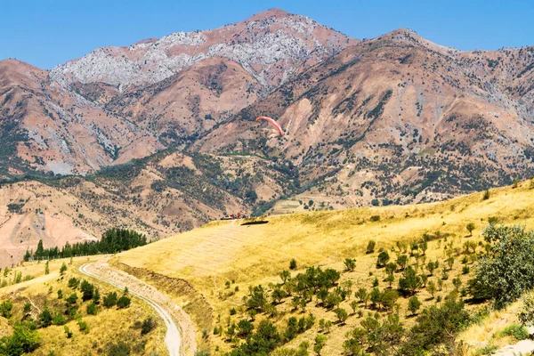 Rullande Kullar Och Tian Shan Bergen Vid Charand Sjön Uzbekistan — Stockfoto