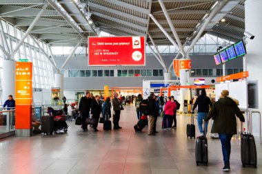 VARŞAN, POLAND - 14 Kasım 2015 'te Polonya' nın Varşova kentindeki Chopin Okecie Havaalanı 'nın check-in salonu.