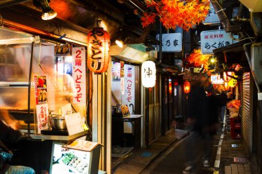 TOKYO, JAPAN - 16 Kasım 2015 'te Japonya' nın eski Shinjuku ilçesinde Yakitori sokağı olarak bilinen dar yaya sokağı. Burada birkaç geleneksel restoran var.