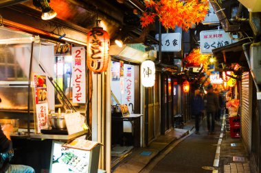 TOKYO, JAPAN - 16 Kasım 2015 'te Japonya' nın eski Shinjuku ilçesinde Yakitori sokağı olarak bilinen dar yaya sokağı. Burada birkaç geleneksel restoran var.