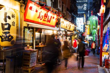 TOKYO, JAPAN - 16 Kasım 2015 'te Japonya' nın eski Shinjuku ilçesinde Yakitori sokağı olarak bilinen dar yaya sokağı. Burada birkaç geleneksel restoran var.