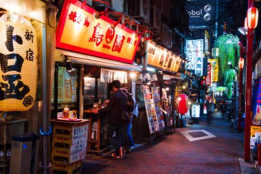 TOKYO, JAPAN - 16 Kasım 2015 'te Japonya' nın eski Shinjuku ilçesinde Yakitori sokağı olarak bilinen dar yaya sokağı. Burada birkaç geleneksel restoran var.
