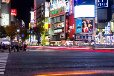 TOKYO, JAPONYA - 11 Kasım 2015: Shibuya 'nın seferleri meşhurdur. Yayaların tüm kavşağı istila etmesini sağlamak için tüm yönlerdeki araçları durdurur..