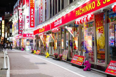 TOKYO, JAPONYA - 16 HAZİRAN: 16 Kasım 2015 Tokyo, Japonya 'da Pachinko salonu. Japonya 'daki pachinko' dan (378 milyar ABD $) yıllık gelir dünya çapındaki kumar gelirlerinden daha büyüktür..