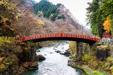 Kızıl kutsal Shinkyo Köprüsü Nikko, Tochigi Bölgesi, Japonya. Nikko eski Japon başkentidir..