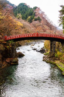 Kızıl kutsal Shinkyo Köprüsü Nikko, Tochigi Bölgesi, Japonya. Nikko eski Japon başkentidir..
