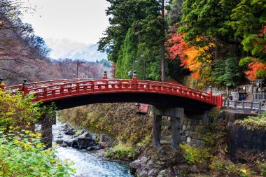 Kızıl kutsal Shinkyo Köprüsü Nikko, Tochigi Bölgesi, Japonya. Nikko eski Japon başkentidir..