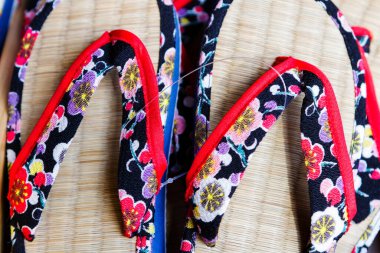 Japon geleneksel ahşap sandaletleri