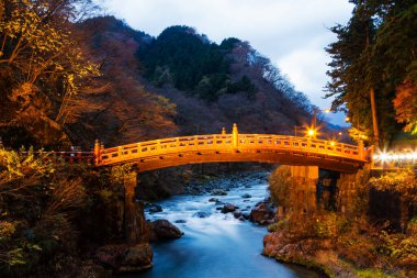 Kızıl kutsal Shinkyo Köprüsü gece Nikko, Tochigi Bölgesi, Japonya 'da. Nikko eski Japon başkentidir..