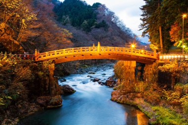 Kızıl kutsal Shinkyo Köprüsü gece Nikko, Tochigi Bölgesi, Japonya 'da. Nikko eski Japon başkentidir..