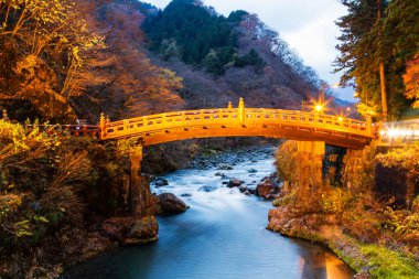 Kızıl kutsal Shinkyo Köprüsü gece Nikko, Tochigi Bölgesi, Japonya 'da. Nikko eski Japon başkentidir..