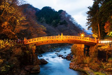 Kızıl kutsal Shinkyo Köprüsü gece Nikko, Tochigi Bölgesi, Japonya 'da. Nikko eski Japon başkentidir..