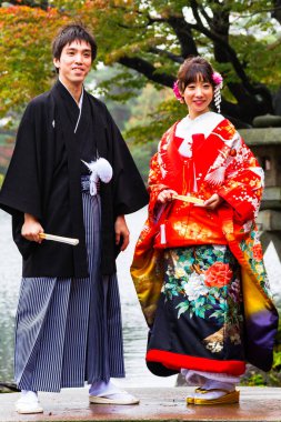 KANAZAWA, JAPONYA - 17 Kasım 2015 tarihinde Japonya 'nın Kanazawa bahçesinde Japon gelin. Tanımlanamayan damat ve gelin düğün töreni için geleneksel kıyafetler giyiyorlar.