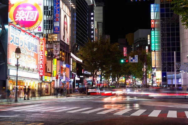 2015年11月11日渋谷はスクランブル交差点で有名です 歩行者が交差点全体を浸水させるためにあらゆる方向に車両を停止します — ストック写真