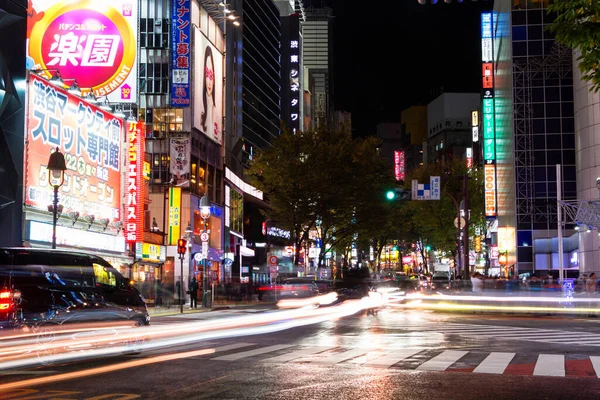 2015年11月11日渋谷はスクランブル交差点で有名です 歩行者が交差点全体を浸水させるためにあらゆる方向に車両を停止します — ストック写真