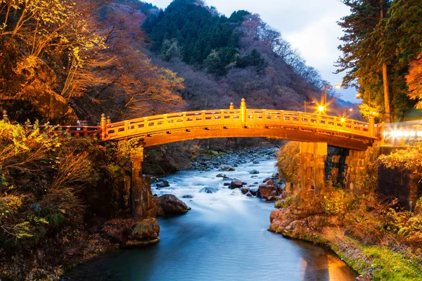 栃木県日光市の夜に赤神聖な神橋 日光は古い日本の首都です — ストック写真