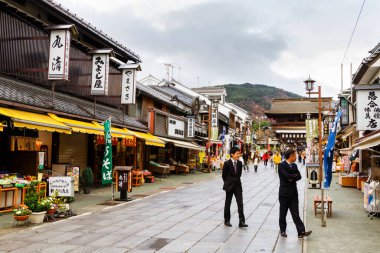 NAGANO, JAPONYA - NOVEMBER 18, 2015: Zenkoji Tapınağı 'na sokak yaklaşımı yerel spesiyaller ve hediyelik eşyaların yanı sıra küçük restoranlar satan dükkanlarla doludur..