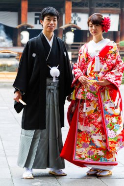 NAGANO, JAPONYA - 17 Kasım 2015 'te Japonya' nın Nagano şehrinde Japon gelin. Tanımlanamayan damat ve gelin düğün töreni için geleneksel kıyafetler giyiyorlar.