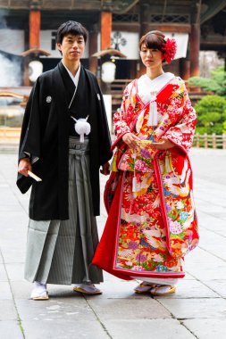 NAGANO, JAPONYA - 17 Kasım 2015 'te Japonya' nın Nagano şehrinde Japon gelin. Tanımlanamayan damat ve gelin düğün töreni için geleneksel kıyafetler giyiyorlar.