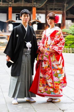 NAGANO, JAPONYA - 17 Kasım 2015 'te Japonya' nın Nagano şehrinde Japon gelin. Tanımlanamayan damat ve gelin düğün töreni için geleneksel kıyafetler giyiyorlar.