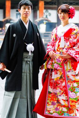 NAGANO, JAPONYA - 17 Kasım 2015 'te Japonya' nın Nagano şehrinde Japon gelin. Tanımlanamayan damat ve gelin düğün töreni için geleneksel kıyafetler giyiyorlar.