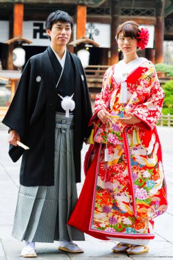 NAGANO, JAPONYA - 17 Kasım 2015 'te Japonya' nın Nagano şehrinde Japon gelin. Tanımlanamayan damat ve gelin düğün töreni için geleneksel kıyafetler giyiyorlar.