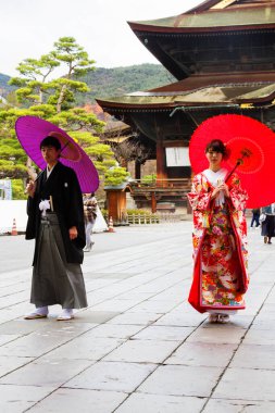 NAGANO, JAPONYA - 17 Kasım 2015 'te Japonya' nın Nagano şehrinde Japon gelin. Tanımlanamayan damat ve gelin düğün töreni için geleneksel kıyafetler giyiyorlar.