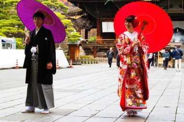 NAGANO, JAPONYA - 17 Kasım 2015 'te Japonya' nın Nagano şehrinde Japon gelin. Tanımlanamayan damat ve gelin düğün töreni için geleneksel kıyafetler giyiyorlar.