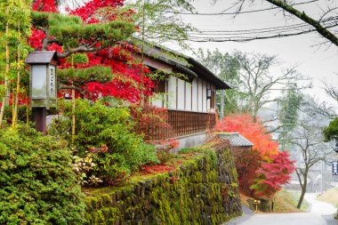 MAGOME, JAPONYA - 20 Kasım 2015 'te Japonya' nın Edo döneminden bir postane, Tsumago 'daki eski evler