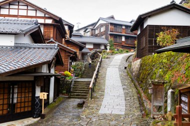 MAGOME, JAPONYA - 20 Kasım 2015 'te Japonya' nın Edo döneminden bir postane, Tsumago 'daki eski evler