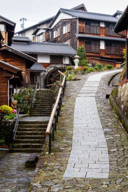 MAGOME, JAPONYA - 20 Kasım 2015 'te Japonya' nın Edo döneminden bir postane, Tsumago 'daki eski evler