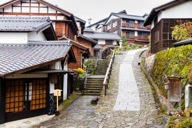 MAGOME, JAPONYA - 20 Kasım 2015 'te Japonya' nın Edo döneminden bir postane, Tsumago 'daki eski evler