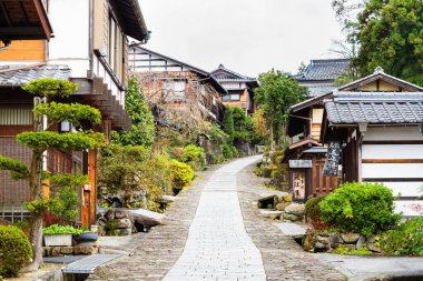 MAGOME, JAPONYA - 20 Kasım 2015 'te Japonya' nın Edo döneminden bir postane, Tsumago 'daki eski evler
