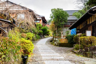 MAGOME, JAPONYA - 20 Kasım 2015 'te Japonya' nın Edo döneminden bir postane, Tsumago 'daki eski evler