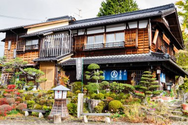 MAGOME, JAPONYA - 20 Kasım 2015 'te Japonya' nın Edo döneminden bir postane, Tsumago 'daki eski evler