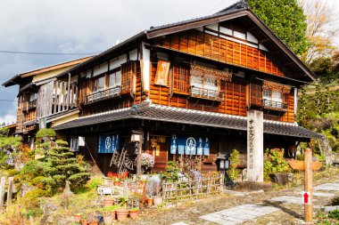 MAGOME, JAPONYA - 20 Kasım 2015 'te Japonya' nın Edo döneminden bir postane, Tsumago 'daki eski evler